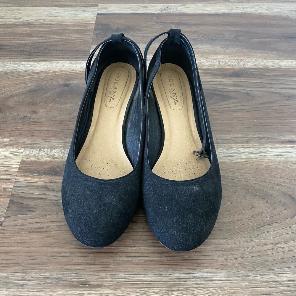 Black Heels with Rounded Toe and Minimalist Design